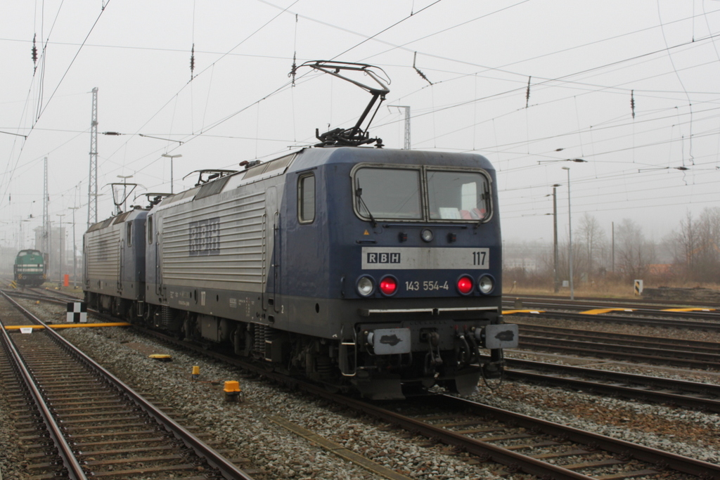 143 554-4+143 941-3 als Tfzf von Rostock Hbf nach Wismar bei der Ausfahrt im Rostocker Hbf.04.02.2017