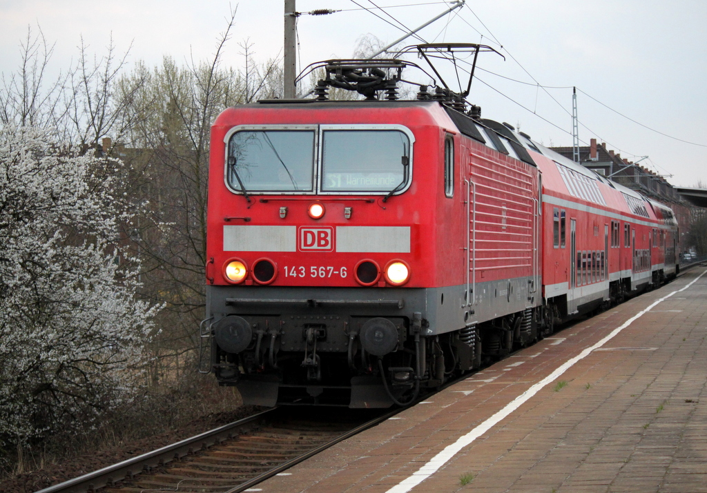 143 567-6 mit S1 von Rostock Hbf nach Warnemnde bei der Ausfahrt im Haltepunkt Rostock-Holbeinplatz.21.03.2014 