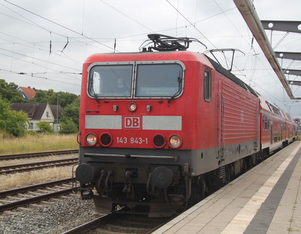 143 843-1 mit RE 18590(Berlin-Warnemnde)bei der Einfahrt im Rostocker Hbf.18.07.2015
