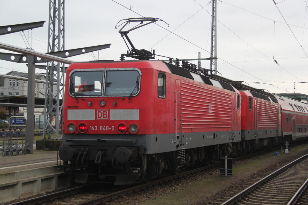 143 848-0+143 843-1 als berfhrung von Rostock Hbf nach Berlin  im Rostocker Hbf am 13.12.2014