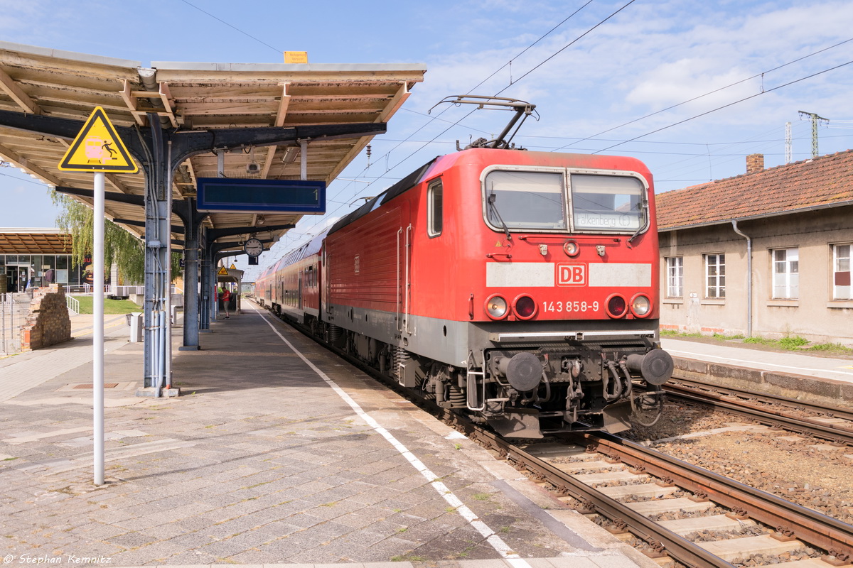 143 858-9 mit der RB51 (RB 17869) von Lutherstadt Wittenberg nach Falkenberg(Elster) in Falkenberg(Elster). 29.08.2015