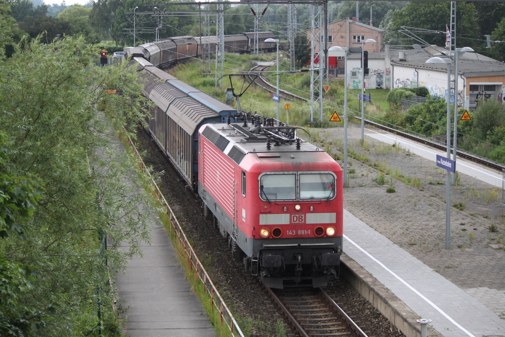 143 881-1 mit Mischer von Seddin nach Rostock-Seehafen bei der Durchfahrt im Haltepunkt Rostock-Kassebohm.22.07.2017