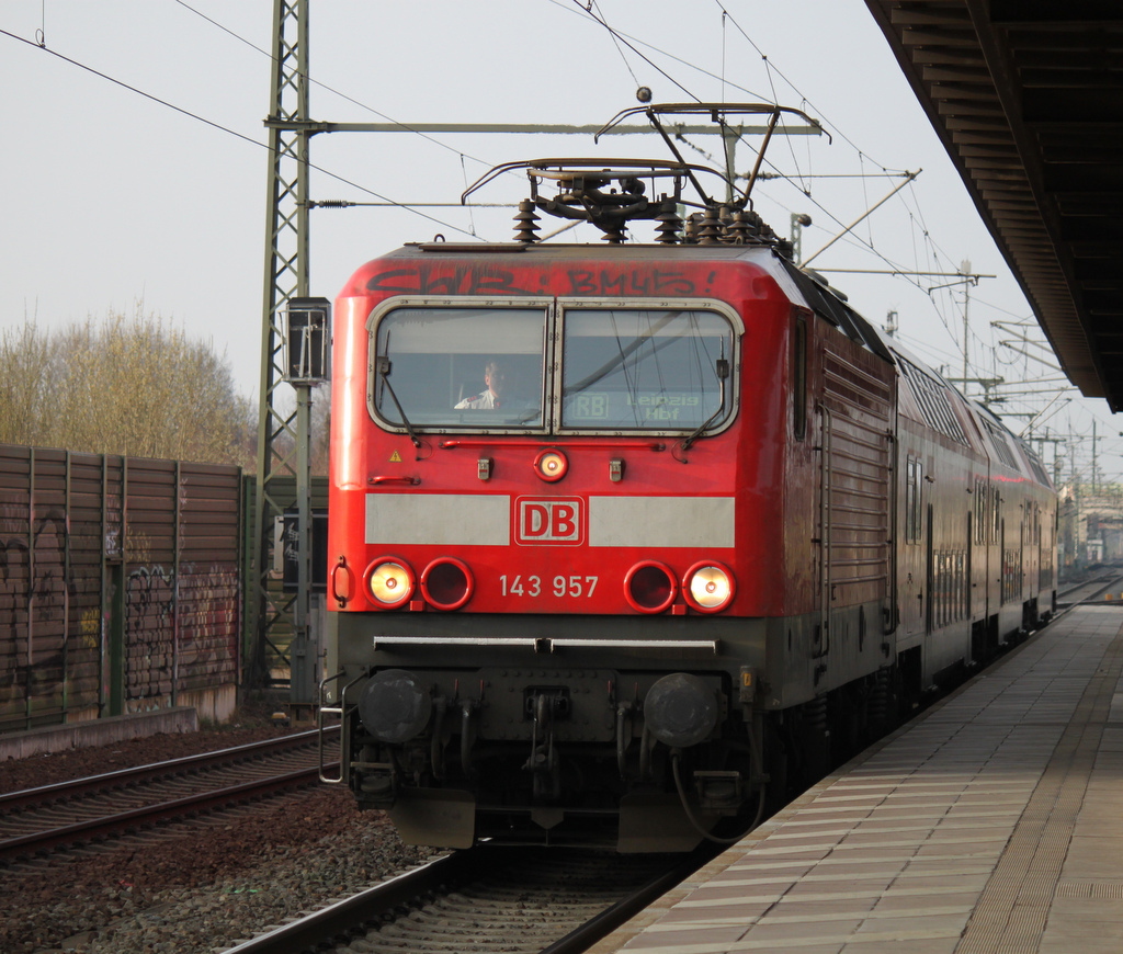 143 957-9(Bh Halle(Saale)mit RB 26115 von Dessau nach Leipzig Hbf bei der Einfahrt im Bahnhof Leipzig-Messe.08.03.2014