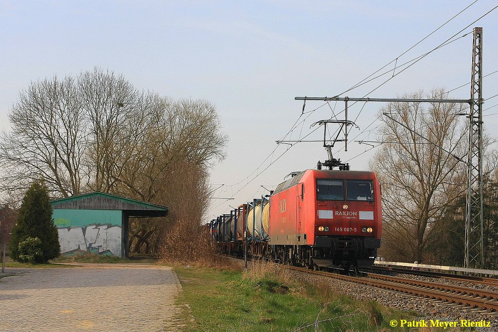 145 062 mit Güterzug in Neukloster (Kreis Stade) auf dem Weg nach Maschen Rbf. am 18.03.2015