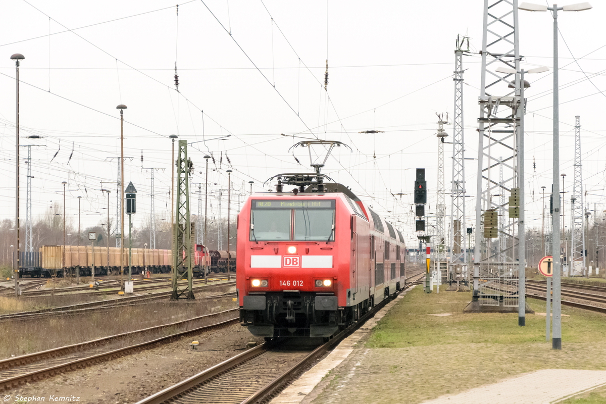 146 012 mit dem RE20 (RE 17663) von Uelzen nach Magdeburg Hbf, bei der Einfahrt in Stendal. 31.12.2015