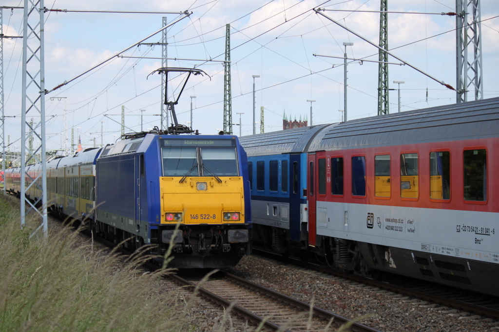 146 522-8 mit InterConnex von Leipzig Hbf nach Warnemnde bei der Einfahrt im Rostocker Hbf neben an stand der EC 178(Prag-Rostock)06.06.2014