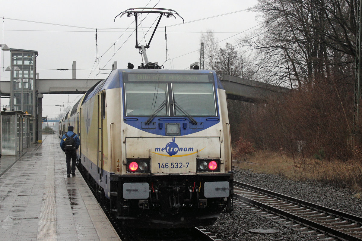146 532-7 am 28.03.2018 in Tostedt. Der Lokführer geht zum Steuerwagen und wird dann den Zug wieder nach Hamburg fahren.