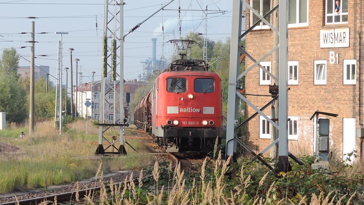 151 065-0 bei der Ausfahrt in Wismar.08.10.2013