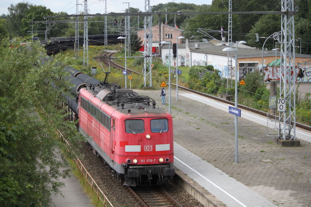 151 076-7 mit dem Röhrenzug für die russische Gaspipeline von Mühlheim nach Mukran bei der Durchfahrt im Haltepunkt Rostock-Kassebohm.19.08.2017