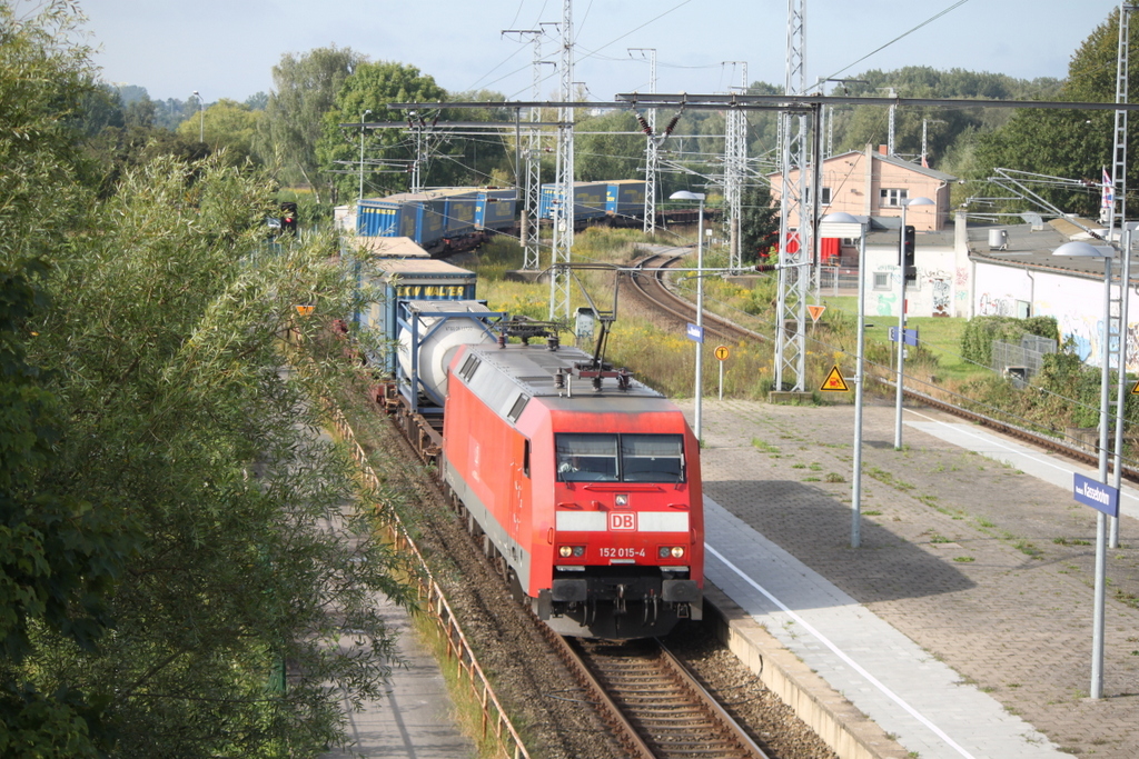 152 015-4 mit KLV-Zug von Hamburg-Billwerder nach Rostock-Seehafen bei der Durchfahrt in Rostock-Kassebohm.10.09.2017