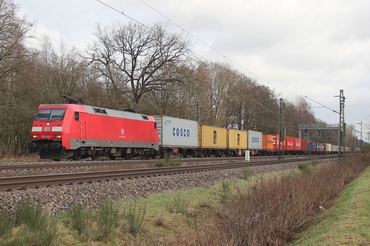 152 016-2 ist mit einen langen Containerzug unterwegs in Richtung Bremen. Aufgenommen am 03.02.2016 in Tostedt - Dreihausen.