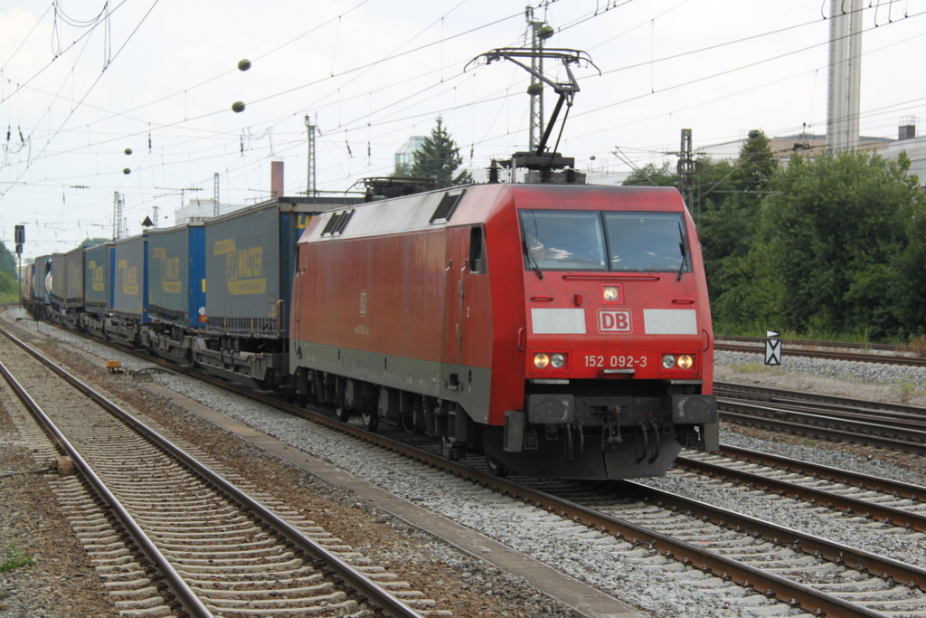 152 092-3 mit LKW-Walter Zug bei der Durchfahrt am 26.07.2016 in München-Heimeranplatz.