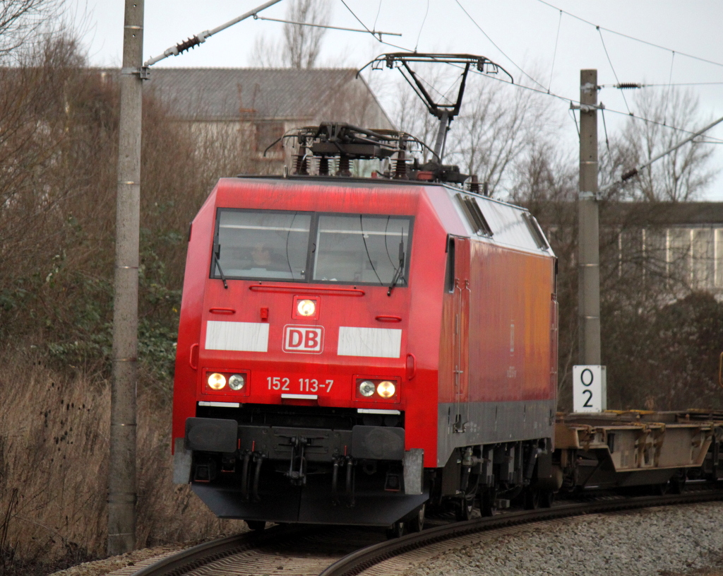 152 113-7 KLV Zug 43761 von Rostock Seehafen nach Novara bei der Durchfahrt um 13:26 Uhr in der Gterumfahrung in Hhe Rostock Hbf.12.01.2014