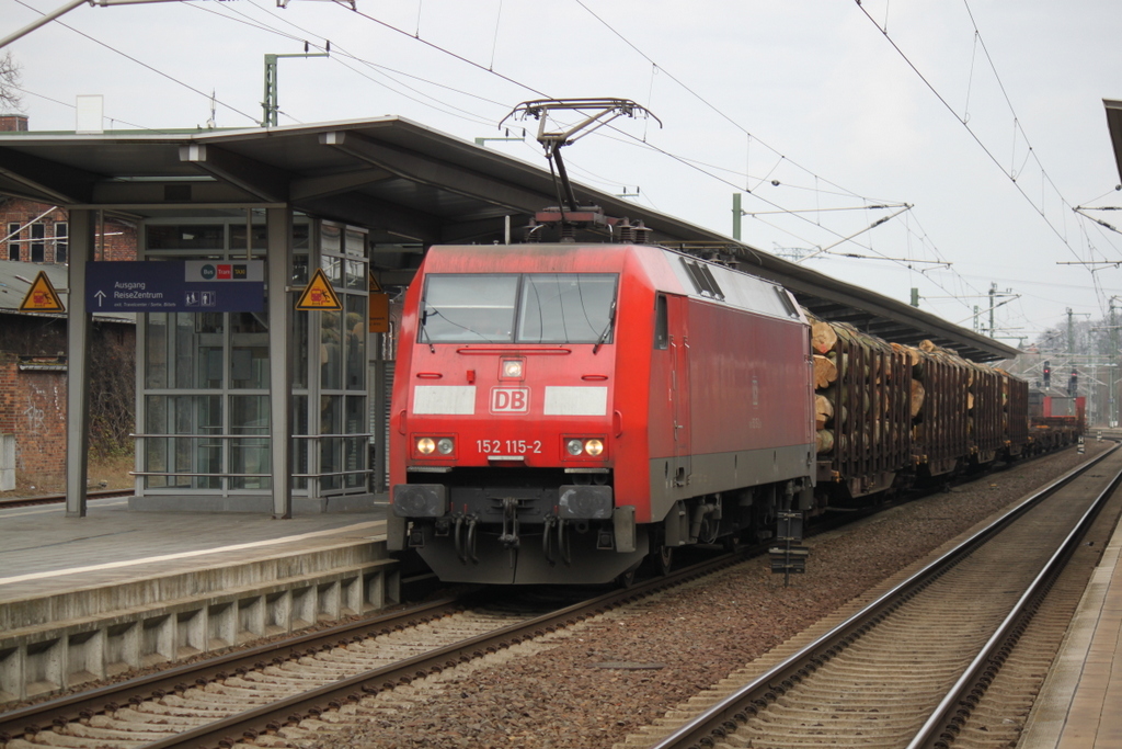 152 115-2 bei der Durchfahrt im Schweriner Hbf.28.03.2015