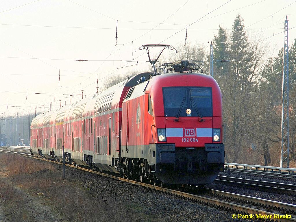 182 004 mit RE1 auf dem Weg nach Frankfurt / Oder am 20.02.2015 in Berlin-Friedrichshagen