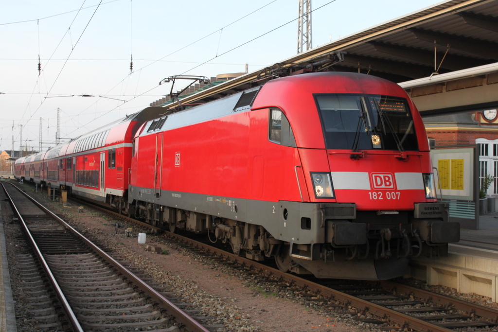 182 007-5 mit RE 1(Rostock-Hamburg)kurz vor der Ausfahrt im Rostocker Hbf.29.12.2015