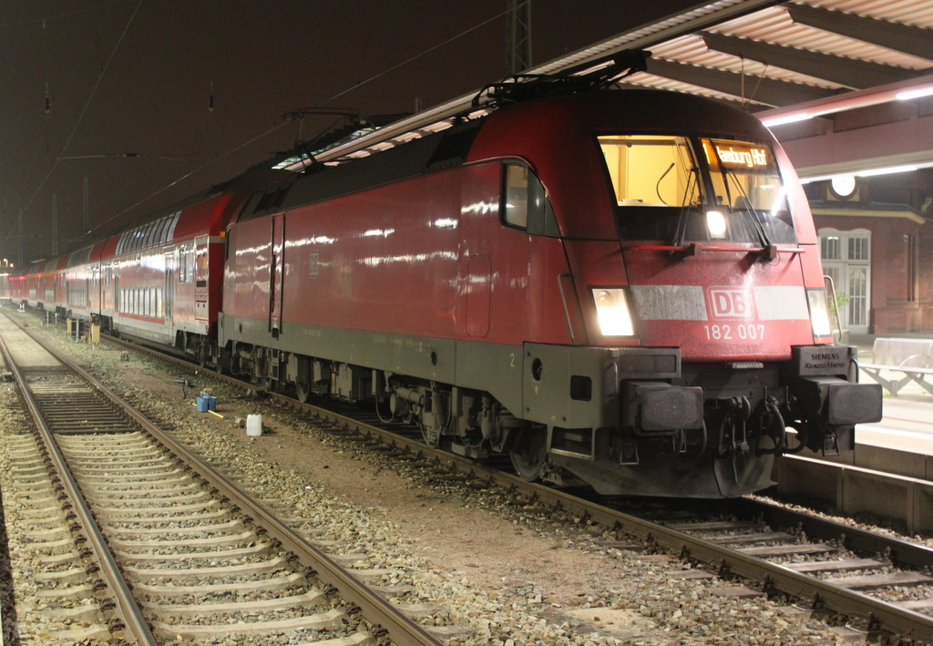 182 007-5 mit RE 4316(Rostock-Hamburg)kurz vor der Ausfahrt im Rostocker Hbf.30.10.2015