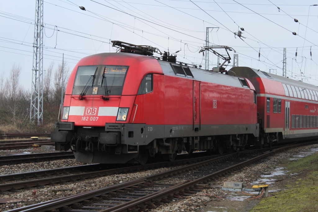 182 007 mit RE 4310(Rostock-Hamburg)bei der Ausfahrt im Rostocker Hbf.15.01.2016