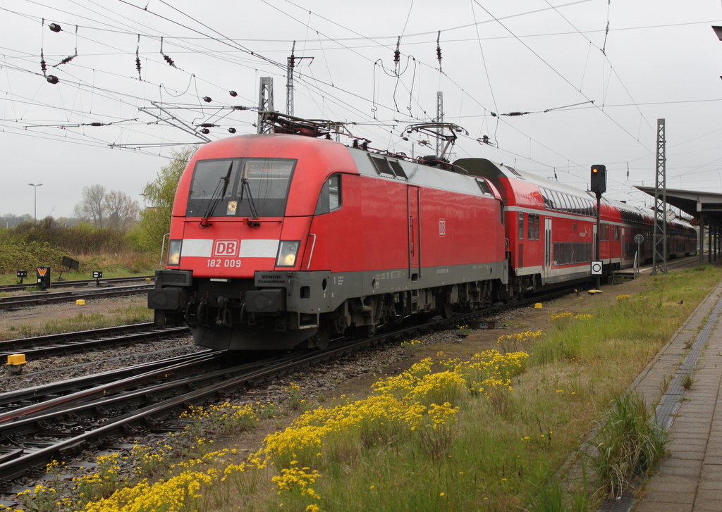 182 009-1 mit RE 4310(Rostock-Hamburg)bei der Ausfahrt im Rostocker Hbf.05.05.2017