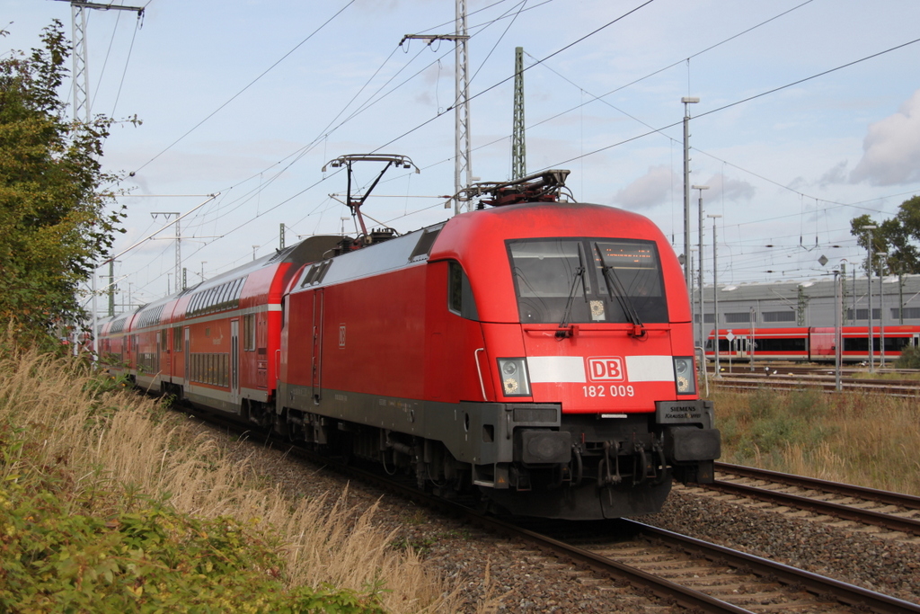 182 009-1 mit RE4310 von Rostock Hbf nach Hamburg Hbf bei der Ausfahrt im Rostocker Hbf.30.09.2016