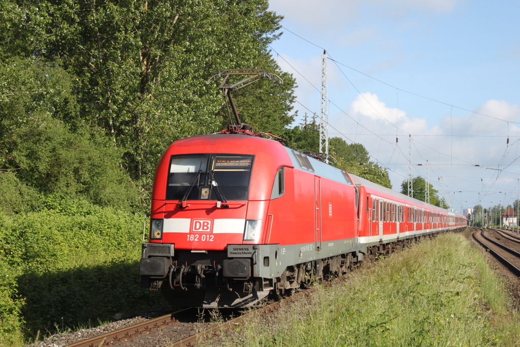 182 012-5 mit RE 13292 von Warnemnde nach Berlin-Ostbahnhof bei der Durchfahrt in Rostock-Bramow.05.06.2017 