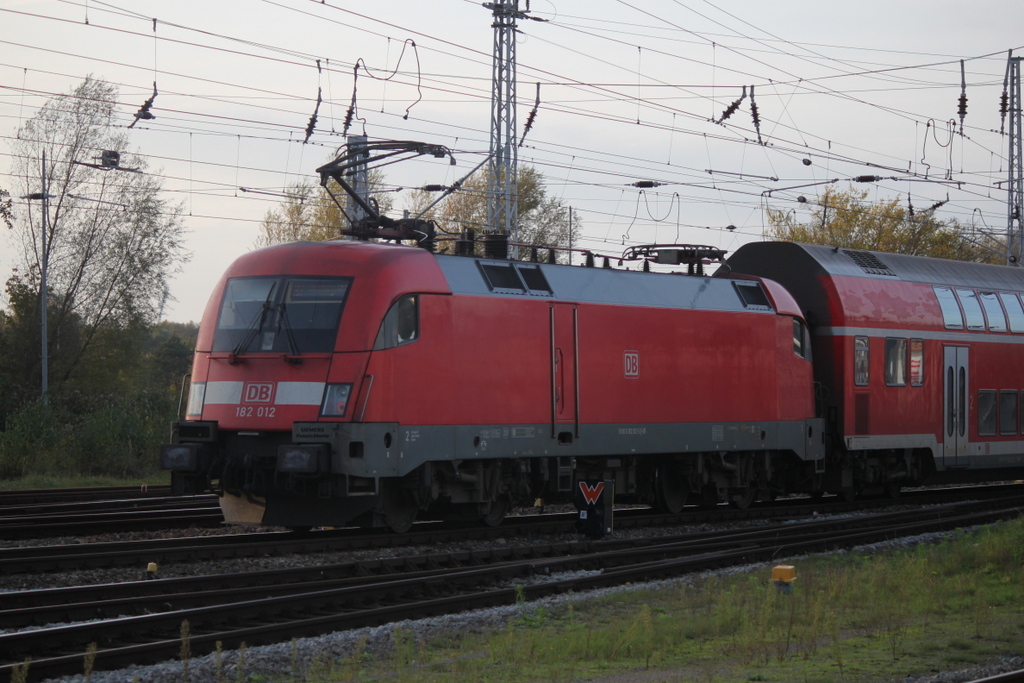 182 012 mit 4313(Hamburg-Rostock)bei der Einfahrt im Rostocker Hbf.25.10.2019