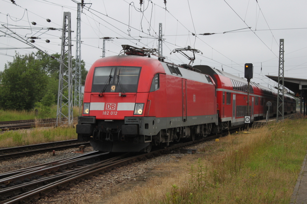 182 012 mit RE 4306(Rostock-Hamburg)bei der Ausfahrt im Rostocker Hbf.24.06.2017