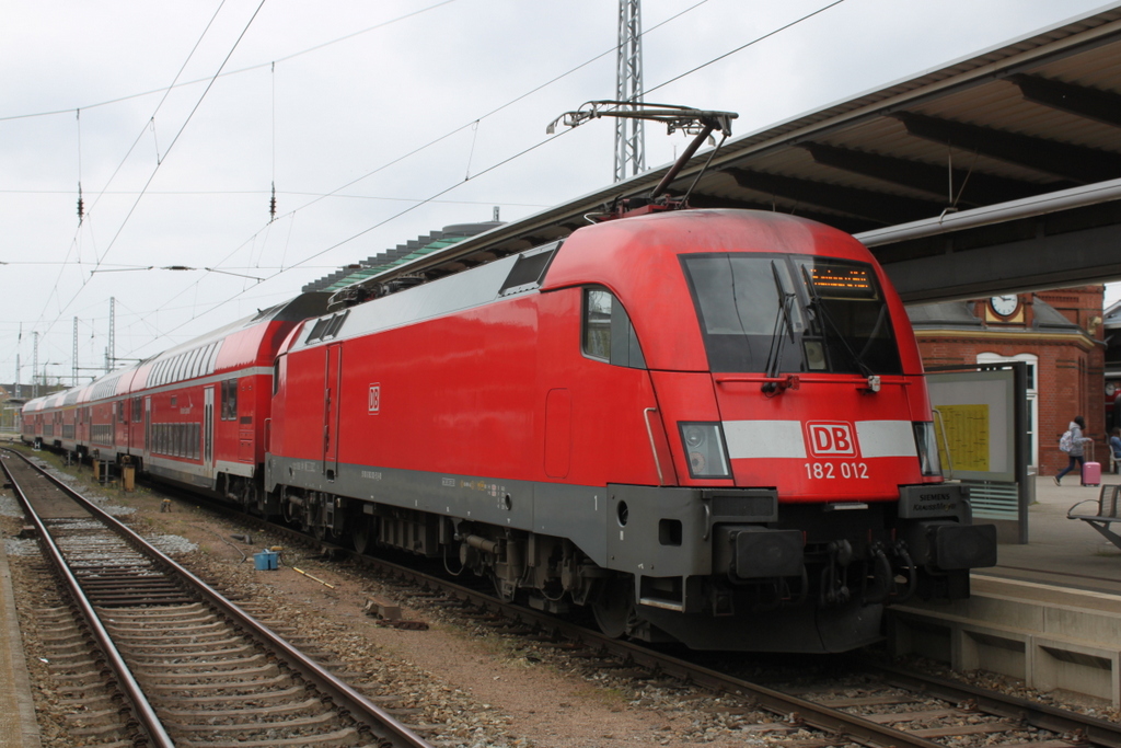 182 012 mit RE 4312(Rostock-Hamburg)kurz vor der Ausfahrt im Rostocker Hbf.21.04.2017