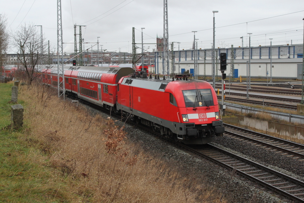 182 017 mit RE 4310(Rostock-Hamburg)bei der Ausfahrt im Rostocker Hbf.18.12.2016