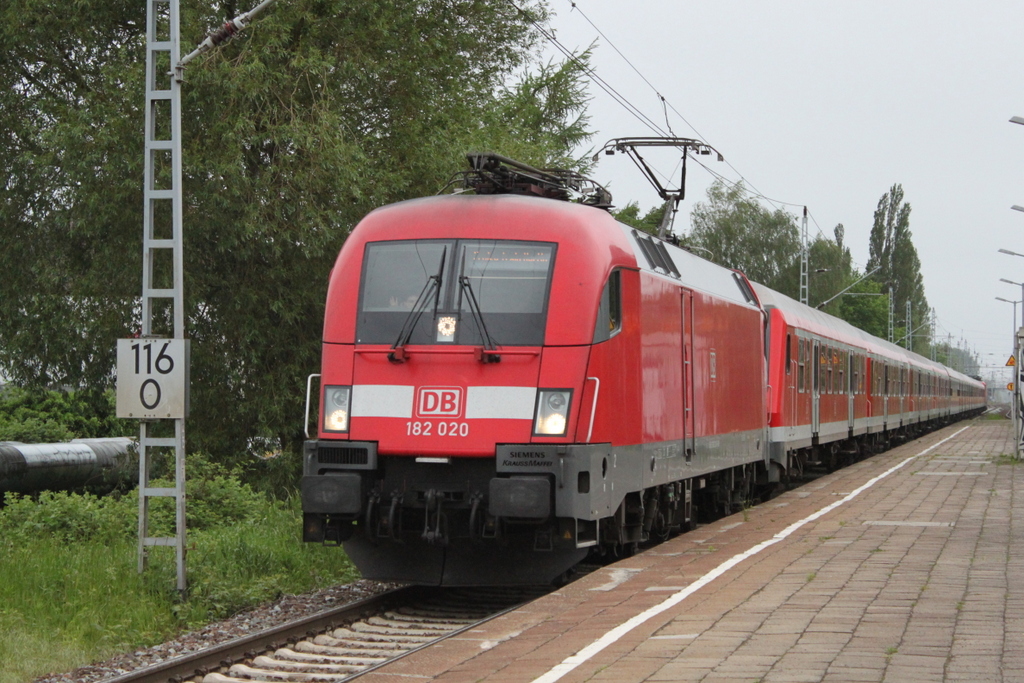 182 020 mit RE 13290 von Warnemünde nach Berlin-Ostbahnhof bei der Durchfahrt am Morgen des 24.05.2017 im Haltepunkt Rostock-Holbeinplatz.
