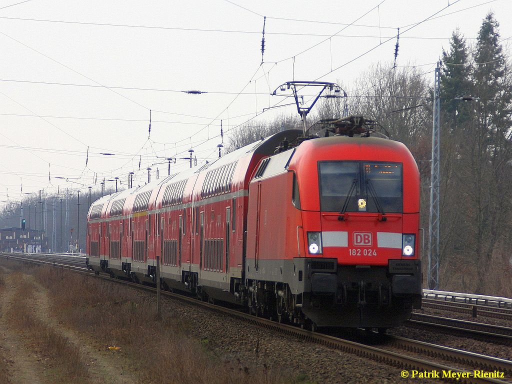 182 024 mit RE 1 nach Frankfurt Oder am 20.02.2015 in Berlin-Friedrichshagen