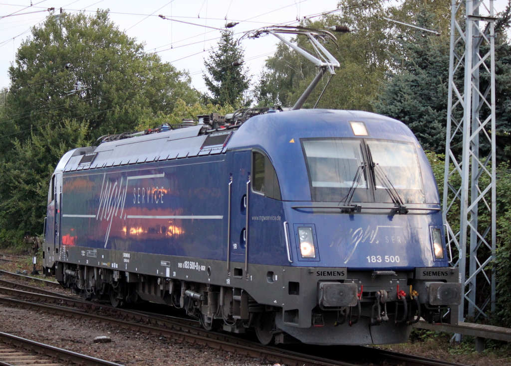 183 500-8(mgw Service GmbH&Co.KG)war am Morgen des 24.08.2014 zu Gast im Bahnhof Rostock-Bramow und bespannte wenig spter den Holzzug nach Stendal-Niedergrne.
