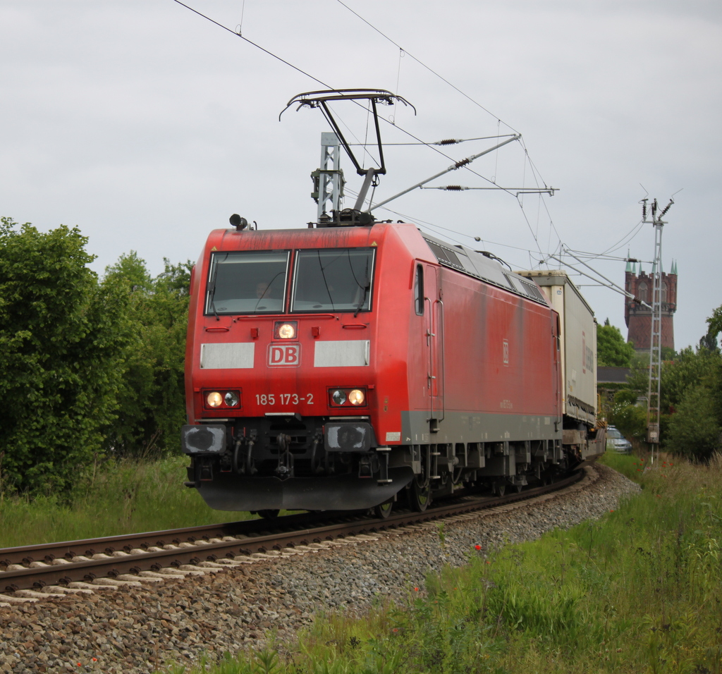 185 173-2  mit KT 42147 von Rostock-Seehafen nach Verona Q.E bei der Durchfahrt in der Gterumgehung Rostock Hbf.01.06.2014 