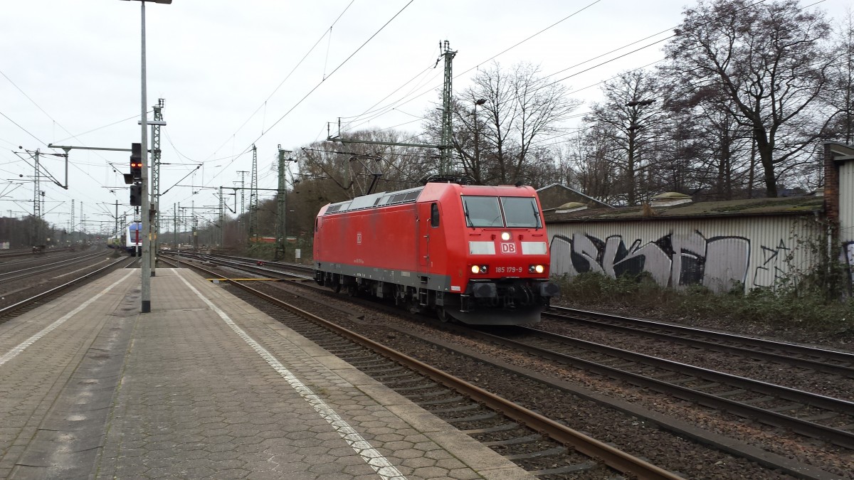 185 179-9 bei der Durchfahrt in Hamburg-Harburg am 09.02.2016 recht´s fuhr noch Metronom raus.