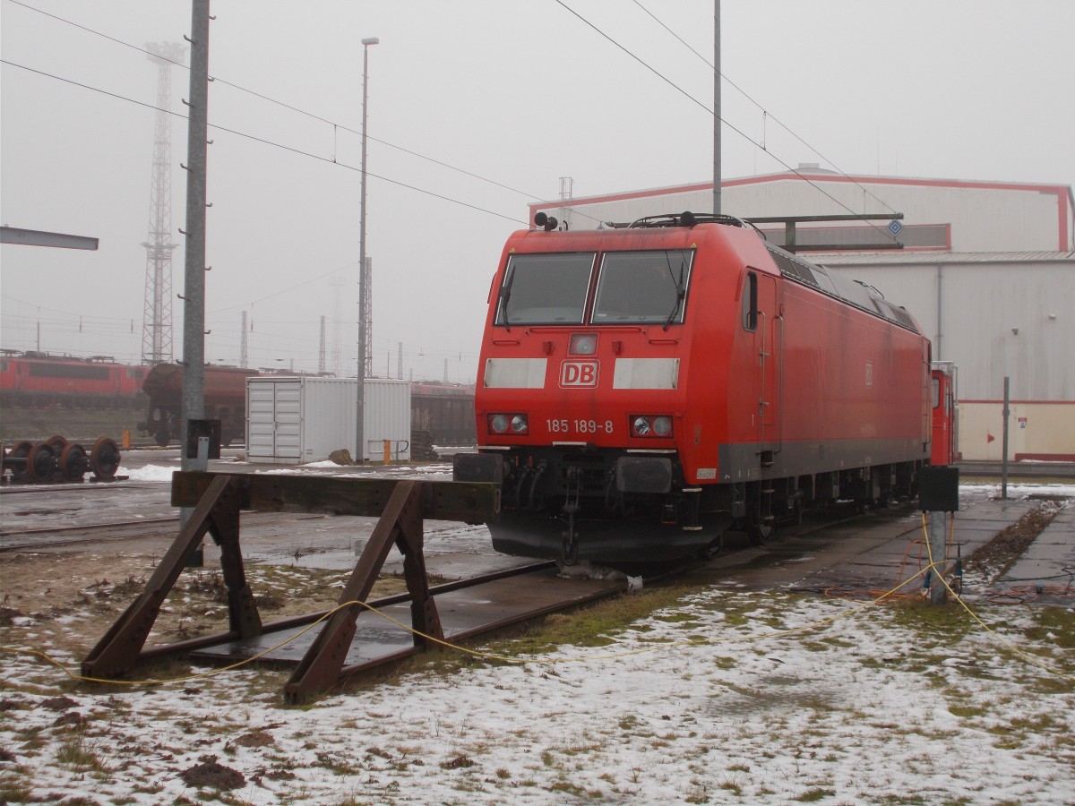 185 189-8 abgestellt,am 24.Januar 2016,im Bh Rostock Seehafen.