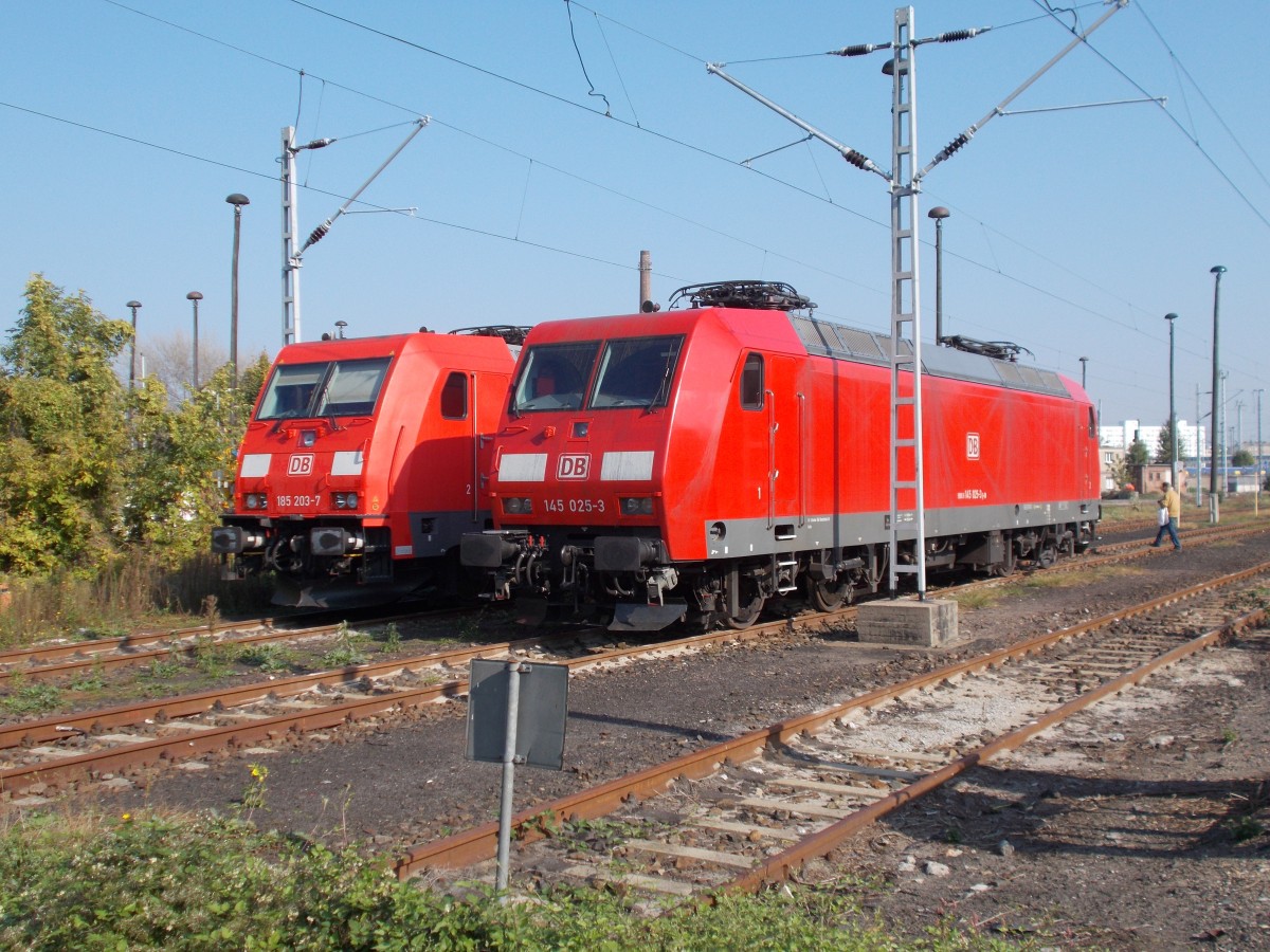 185 203-7 und 145 025-3 pausierten,am 05.Oktober 2014,in der Einsatzstelle Berlin Lichtenberg.
