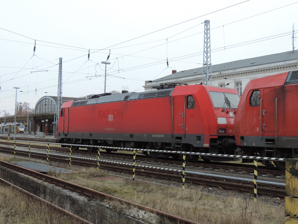 185 288-8 abgestellt am 01.03.2016 im Bahnhof Wismar.