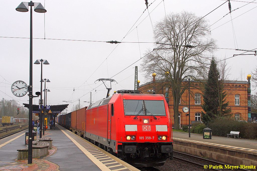185 359 mit Containerzug am 08.04.2015 in Uelzen Richtung Hamburg