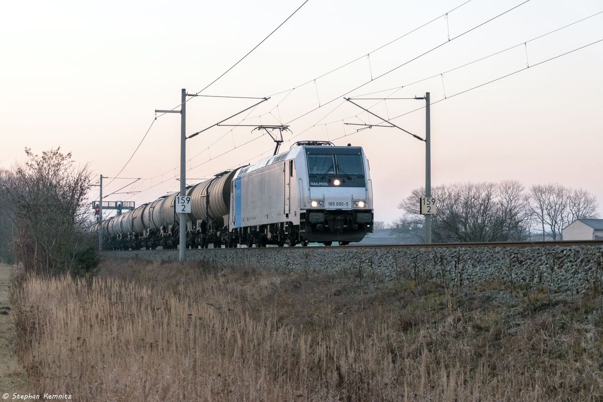 185 690-5 Railpool GmbH mit einem Kesselzug  Umweltgefährdender Stoff, flüssig  in Nennhausen und fuhr weiter in Richtung Wustermark am 15.02.2017. Der momentane Mieter dieser Lok ist mir unbekannt.
