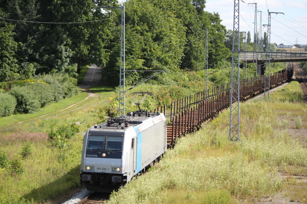 185 692 mit Güterzug bei der Durchfahrt im Haltepunkt Rostock-Kassebohm.09.07.2017