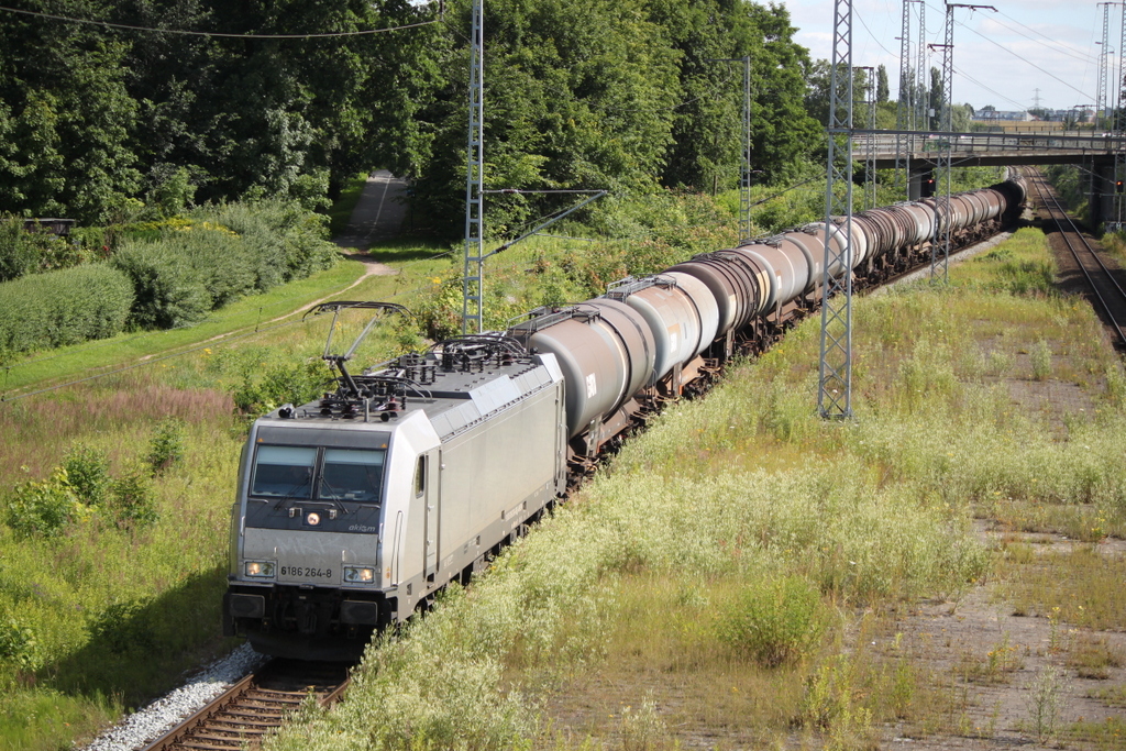 186 264-8 mit Kesselwagen von Rostock-Seehafen gen Großkorbetha  bei der Durchfahrt im Haltepunkt Rostock-Kassebohm.09.07.2017