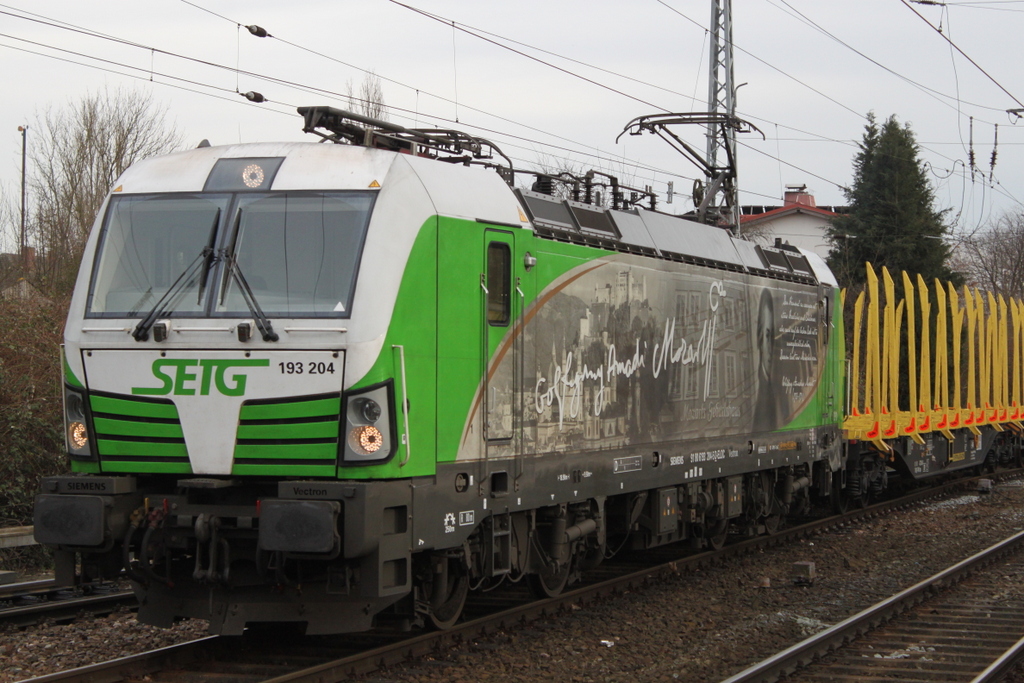193 204-5 mit Holzzug von Stendal-Niedergörne nach Rostock-Bramow bei der Einfahrt im Haltepunkt Rostock-Bramow.04.03.2017