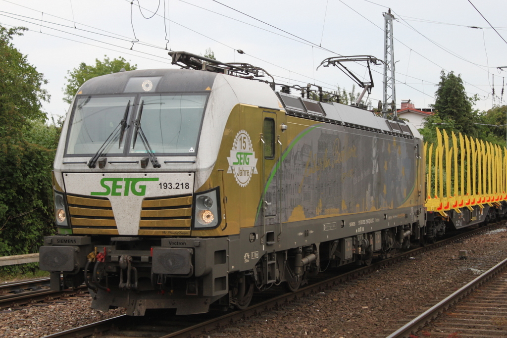193 218-5 mit Holzzug von Stendal-Niedergörne nach Rostock-Bramow bei der Einfahrt in Rostock-Bramow.09.06.2017
