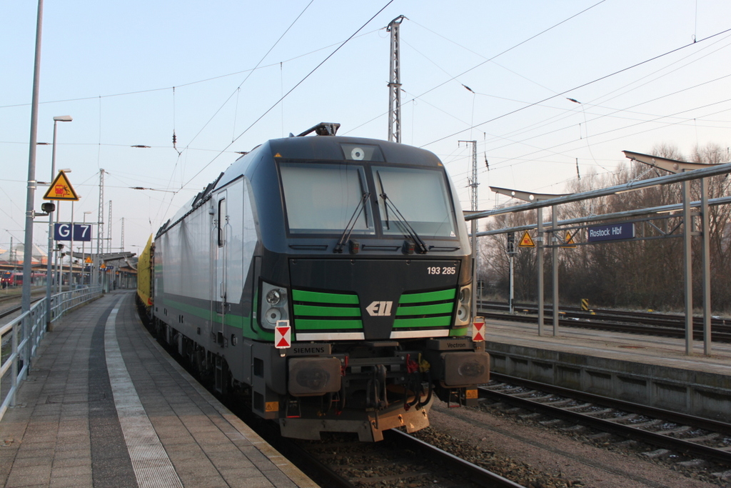 193 285 lief am Ende des Holzzuges mit.Aufgenommen am 09.02.2018 im Rostocker Hbf.