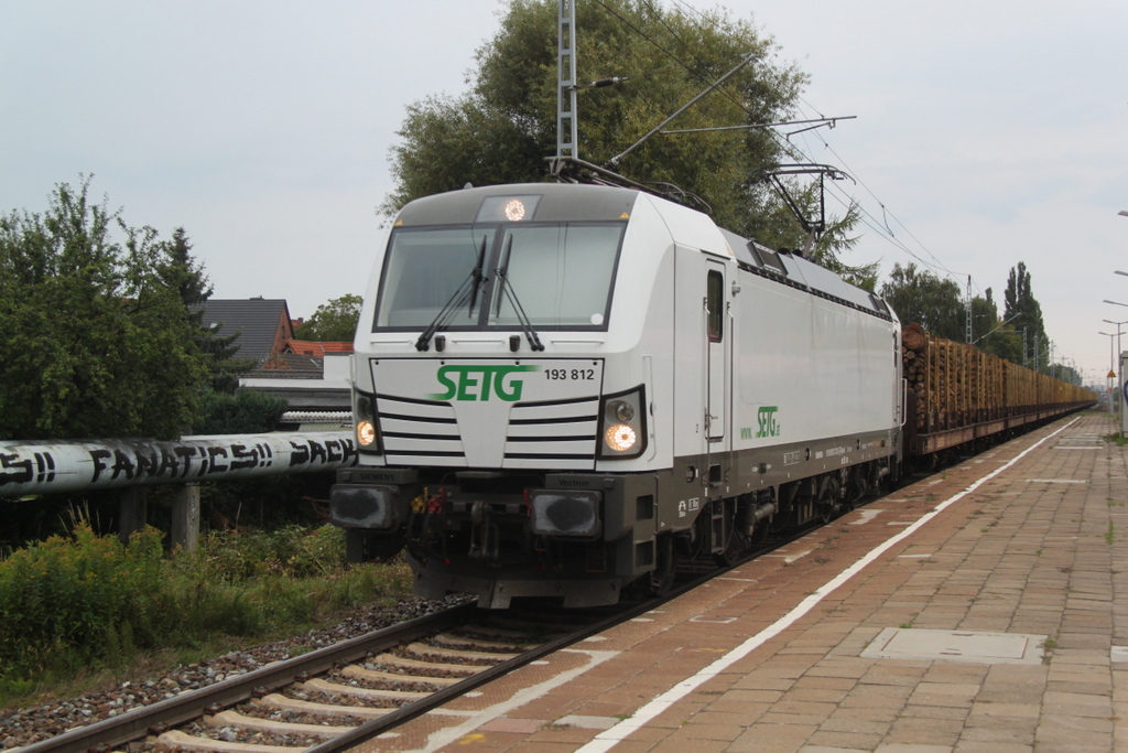 193 812-5 mit DGS 61957 von Rostock-Bramow nach Stendal-Niedergrne bei der Durchfahrt am 11.09.2015 im Haltepunkt Rostock-Holbeinplatz.