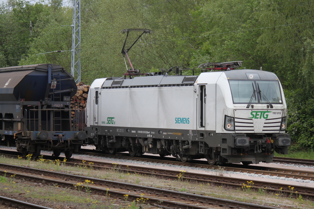 193 812-5 stand am 25.05.2015 mit dem Holzzug von Rostock-Bramow nach Stendal-Niedergrne im Bahnhof Rostock-Bramow.