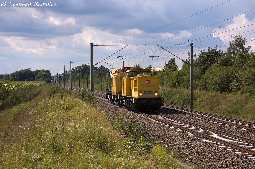203 311-6 DB Netz AG mit einem Instandhaltungsfahrzeug fr Oberleitungsanlagen am Haken in Brandenburg und fuhr in Richtung Werder(Havel) weiter. 13.08.2013