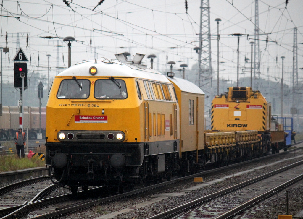 218 287-1 fuhr am 05.10.2013 mit einem Bauzug durch den Bahnhof Stendal in Richtung Berlin ber die Stammstrecke.