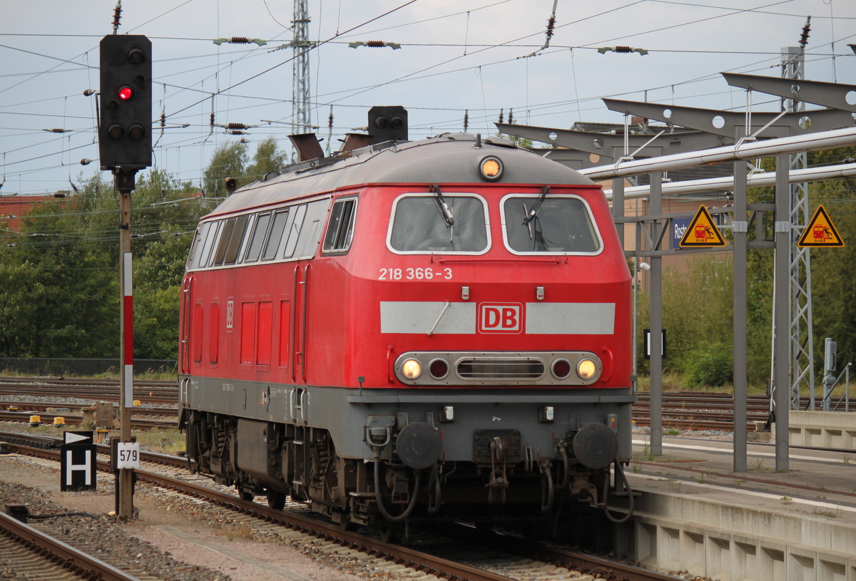 218 366-3 stand am 15.08.2014 gemtlich im Rostocker Hbf rum.