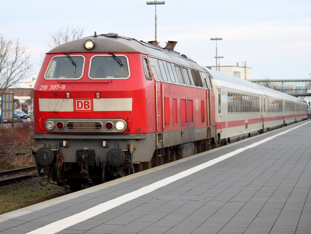 218 397-8 mit IC-Leerpark von Puttgarden nach Hamburg kurz vor der Ausfahrt in Puttgarden.18.12.2013